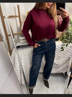 Luźny sweter w kolorze bordowym z dekoltem w łódkę